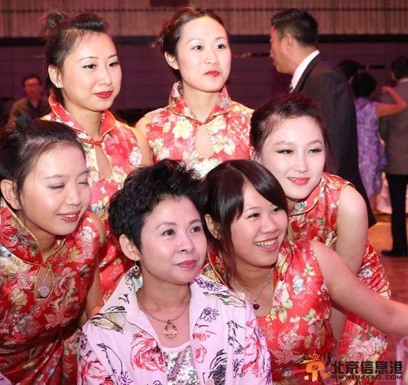 董文华游澳洲照曝光 董文华一身名牌 董文华粉丝合影照