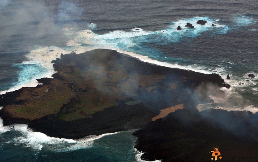 火山爆发，日本西之岛东南约500米的海上出现一座新小岛