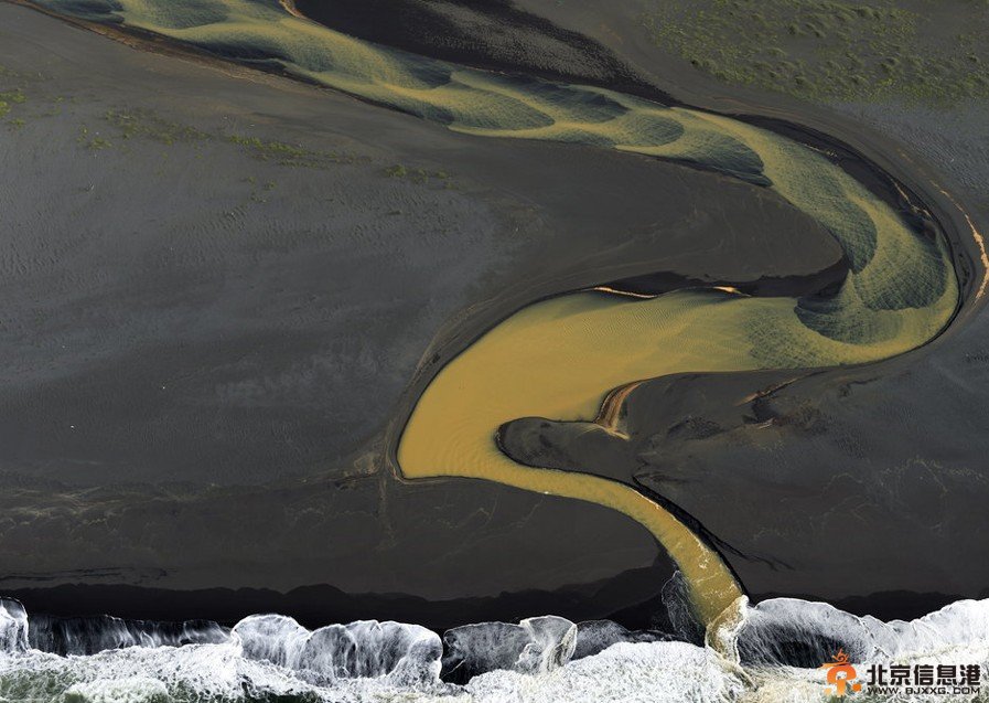 摄影师Andre Ermolaev航拍冰岛火山河