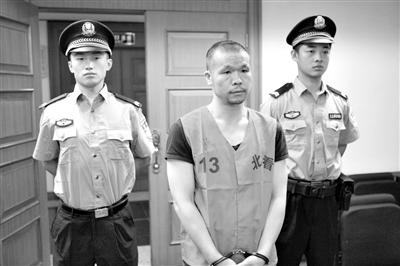 昨日，张回祖被一中院判处无期徒刑。17年前，作为<a href='http://www.bjxxg.cn/news/beijing/' target='_blank'><u>北京</u></a>站附近的黄牛，他伙同<a href='http://www.bjxxg.cn/news/beijing/' target='_blank'><u>北京</u></a>站保安，抢劫一辆运钞车内的24.82万元。通讯员 李佳 摄