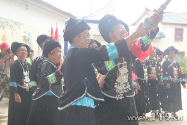 烈火玫瑰 文山首支女子义务消防队正式上岗[图]