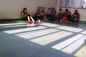 7月25日，<a href='http://www.bjxxg.cn/news/beijing/' target='_blank'><u>北京</u></a>天坛医院，女童亲人守候在ICU病房外。图/京华时报