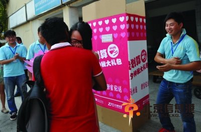 小情侣深情拥抱。 范晓林 摄