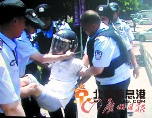 民警制服危险的武疯子