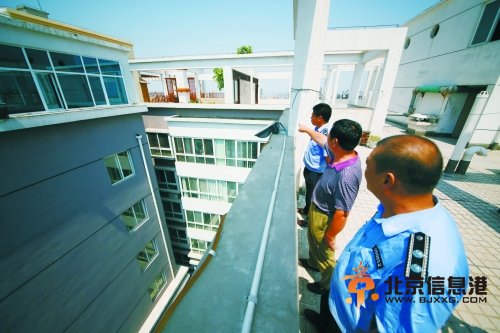 洛龙区城管执法人员到该小区的“空中花园”进行调查取证