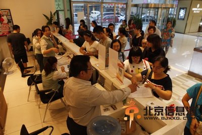 昨日，石家庄百盛百货一楼，消费者排起长队，等待办理消积分和退卡业务（图片来源：河北青年报）