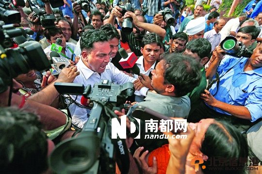 情绪激动的抗议者在法院外围堵被告塔库尔和夏尔马的代理律师辛格(中)。