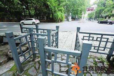 鸡鸣寺路附近小公园防止自行车进入的栅栏门。