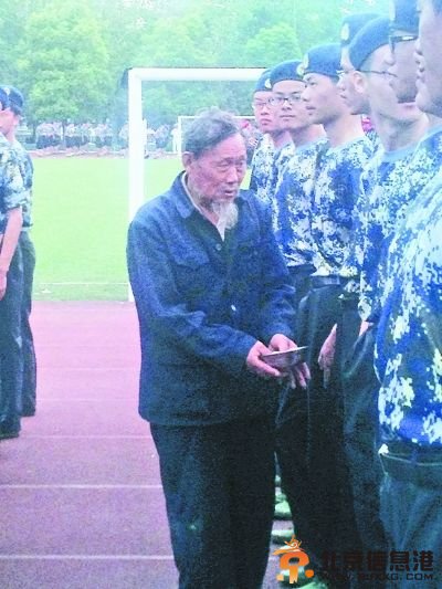 老人军训队伍中行乞