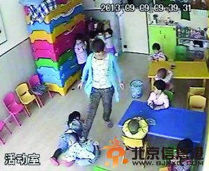 老师脚踹孩子 视频截图由孩子家长提供