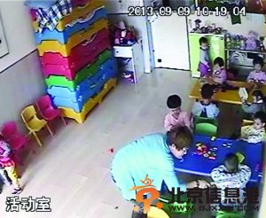 老师用小棍抽打孩子