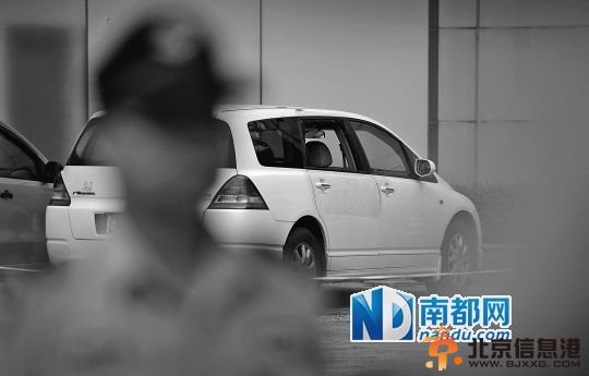  停在银行大院的车窗玻璃被砸烂，地面残留有玻璃碴，事主称有120余万元被盗走。南都记者 叶志文 摄