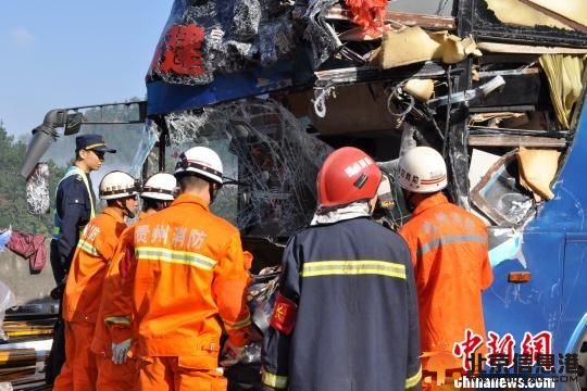 9月30日7时许，沪昆高速贵州剑河往台江方向发生一起7车追尾事故，当地消防部门紧急救援。 温潮田 摄