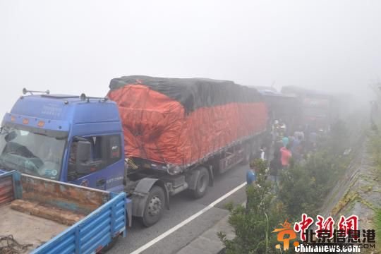 9月30日7时许，沪昆高速贵州剑河往台江方向发生一起7车追尾事故，造成2人当场遇难，25人受伤。 温潮田 摄