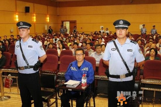 　　内蒙古自治区党委政法委原副书记杨汉中在包头市中级人民法院庭审现场。（白冰摄）