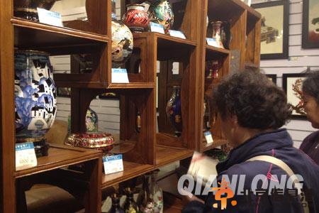 除了小物件，市民还能淘到有收藏价值的工艺品。 千龙网记者 安力 摄
