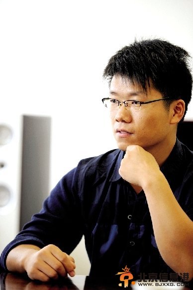 在郑大<a href='http://www.bjxxg.cn/edu/xiaoyuan/' target='_blank'><u>校园</u></a>，白鹏飞的身份已经由保安变成研究生。