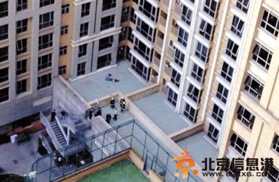 新京报讯 （记者朱自洁）昨日下午4时许，东城区东方银座B座，一男子从29层坠落至5楼的露台当场死亡。警方表示，初步排除他杀嫌疑。