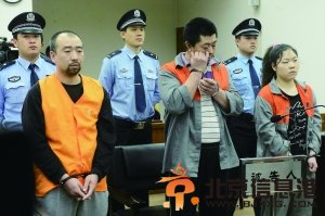 昨天，孙德国（左一）等三人杀人一案在二中院公开审理。首席摄影记者 吴宁/摄