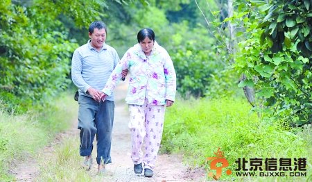 昨日，垫江桂溪镇，蒋元依扶着廖冲琼走在乡间小道上。 本组图片由首席记者 钟志兵 摄