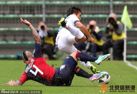长友佑都被纳英戈兰飞铲