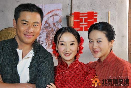 小李琳（右一）江宏恩（左一）饰演夫妻《奶奶再爱我一次》