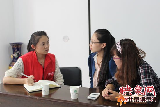 映象网记者在专访这群可爱又可敬的姑娘。