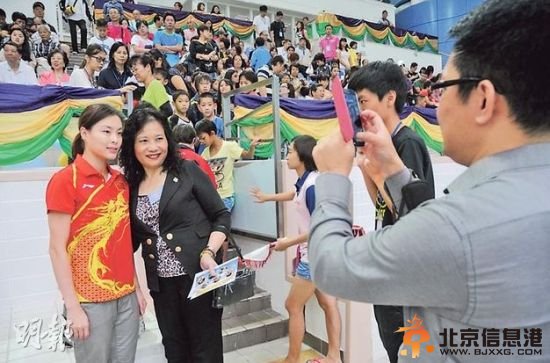 吳敏霞（左）虽未下水表演，但深受香港市民欢迎，在泳池忙着合照。