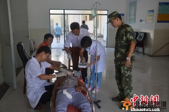 5名西沙遇险受伤渔民在永兴岛接受急救