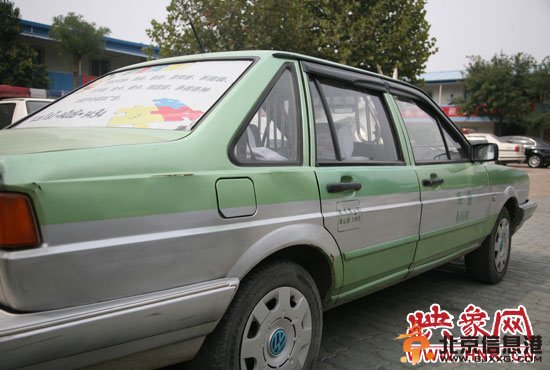 被交警查获的黑出租，车上还喷涂着出租车运营公司的名字