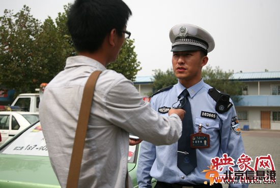 郑州六支队交警石际博向记者介绍现场情况.
