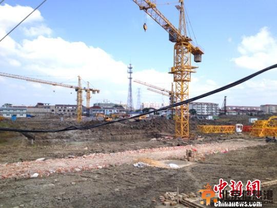 小区工地发生坍塌事故致3人被埋2人获救1人死亡
