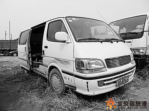 最黑校车：9座面包车塞了40个小娃娃