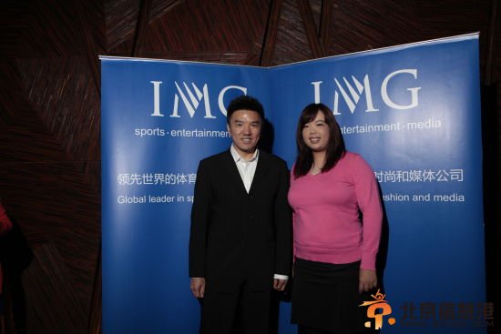 冯珊珊和IMG集团大中华区主席朱亚当合影