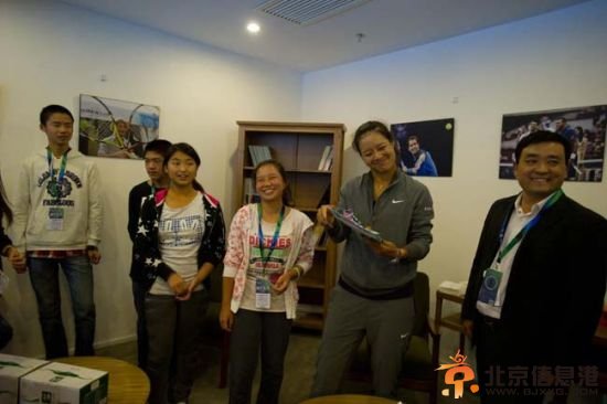 李娜与光爱学校学生很欢乐