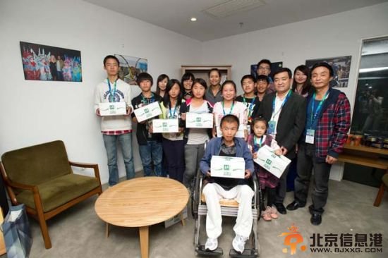 李娜与光爱学校学生合影