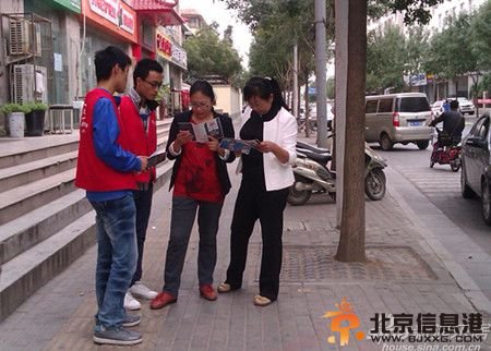 乐居员工向市民讲解乐居会与电商优惠