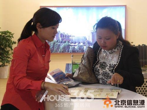 询问中央城项目信息—HOUSE365 摄