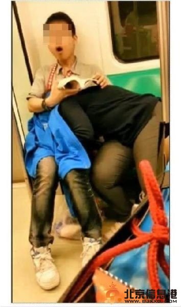 台湾高雄地铁近日传出有年轻男女上演“活春宫”