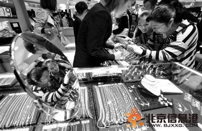 国庆假期顾客在金店的特价专柜选购金饰。新华社发