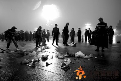 昨天，升旗仪式结束后，保洁员在清理天安门广场上的垃圾。图/CFP
