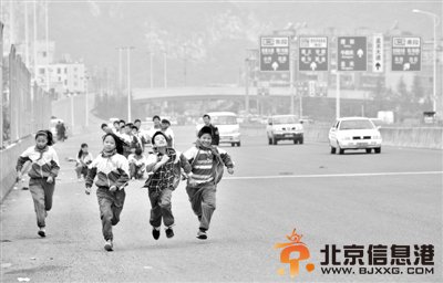 学生桥上测体能 校长被责令离岗