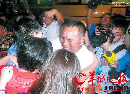 　　获救渔民陈色验与家人拥抱痛哭