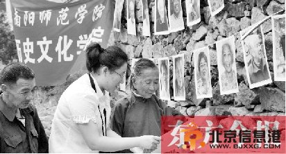 江雨佳给老人看拍好的照片