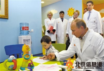 2013年2月26日，俄罗斯Lapino地区，俄罗斯总统普京身穿白大褂，视察当地一所产科医院。