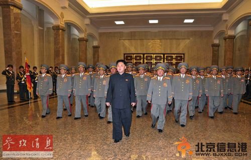 10月10日是朝鲜劳动党成立68周年纪念日，朝鲜最高领导人金正恩（中）带领人民军主要将领前往锦绣山太阳宫向朝鲜已故最高领导人金日成和金正日表达敬意。