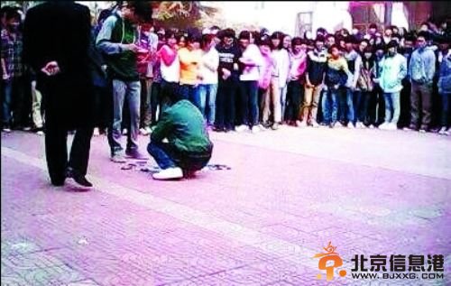 校方当众砸毁<a href='http://www.bjxxg.cn/tech/shouji/' target='_blank'><u>手机</u></a>。