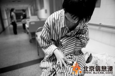 烧伤少女被弃医院一年