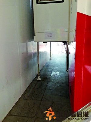 路人懒迈步献血车旁成“公厕”