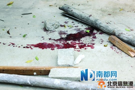 现场流下的血迹和棍棒。